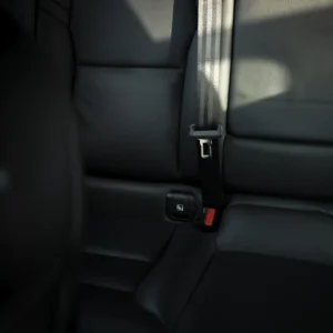 Banquette arrière en cuir sombre d’un véhicule confortable
