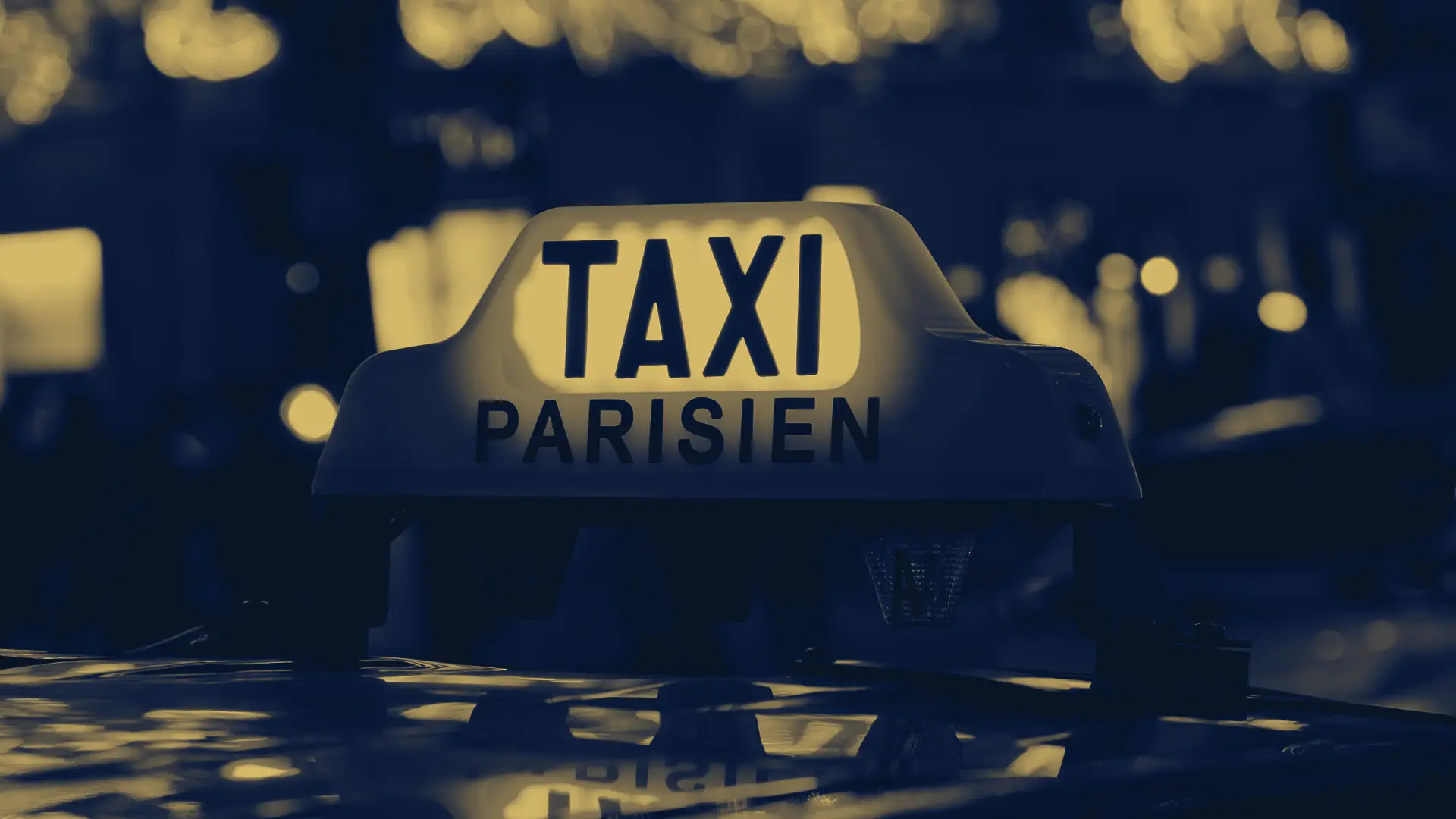 Taxi conventionné 93 : lumineux « Taxi parisien » d’un taxi conventionné, de nuit